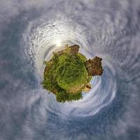 pequeño planeta transformación de panorama esférico 360 grados. vista aérea abstracta esférica en el campo con impresionantes nubes hermosas. curvatura del espacio. foto