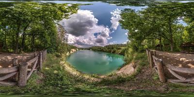 panorama hdri esférico completo sin costuras vista angular de 360 grados en la costa de piedra caliza de un enorme lago verde o río cerca del bosque en el día de verano con hermosas nubes en proyección equirectangular, contenido vr foto