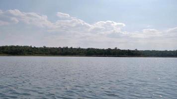 vue sur le bateau naviguant et se déplaçant dans la grande rivière avec la nature forêt tropicale video