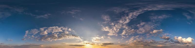 cielo azul oscuro antes del atardecer con hermosas nubes impresionantes. vista de ángulo de 360 grados de panorama hdri transparente con cenit para usar en gráficos o desarrollo de juegos como cúpula del cielo o editar toma de drones foto