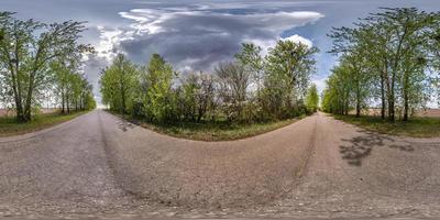 vista de ángulo de 360 grados de panorama hdri esférico sin costuras en carretera asfaltada sin tráfico entre callejón de árboles en el día de verano en proyección equirectangular, contenido de realidad virtual listo vr ar foto