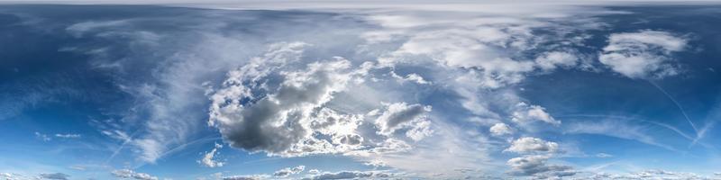 panorama de cielo azul hdr 360 con hermosas nubes blancas en proyección transparente con cenit para uso en gráficos 3d o desarrollo de juegos como cúpula del cielo o edición de drones para reemplazo del cielo foto