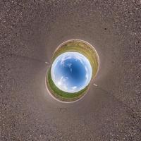 inversión de la transformación del pequeño planeta del panorama esférico 360 grados. vista aérea abstracta esférica en el campo con impresionantes nubes hermosas. curvatura del espacio. foto