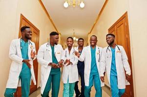 grupo de estudiantes de medicina masculinos africanos en la universidad. foto