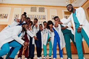 grupo de estudiantes de medicina africanos en la universidad. foto