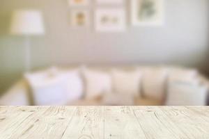 mesa de madera vacía sobre un resumen borroso del interior en la sala de estar, para la exhibición de productos de montaje