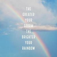palabra de motivación inspiradora sobre la vida y la esperanza con un hermoso arco iris en la nube y el cielo azul como fondo foto