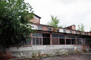 exterior industrial de una antigua fábrica abandonada. foto