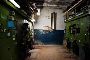 interior industrial de una antigua fábrica abandonada. Tablero de distribución de protección eléctrica con alto voltaje. foto