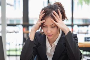 concepto de síndrome de burnout en el trabajo. mujer agotada con exceso de trabajo que trabaja en la oficina. concepto de síndrome de agotamiento.