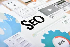 diseño de concepto de banner seo. concepto para el desarrollo y optimización de sitios web y sitios web móviles, desarrollo de aplicaciones, optimización de diseño receptivo, redes sociales y redes. foto