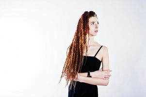 sesión de estudio de chica en negro con rastas sobre fondo blanco. foto