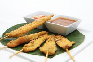 satay de cerdo asado con salsa de maní foto