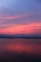 puesta de sol en el lago foto