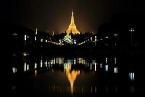 pagoda de shwedagon en la noche en yangon, myanmar foto