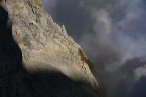 mina de azufre con trabajadores en kawah ijen, java, indonesia foto