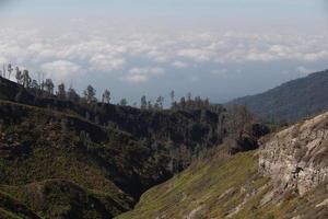 vista desde el bosque tropical con camino al volcán kawah ijen, java oriental, indoneisa foto