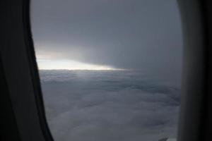 cielo azul desde la ventana del avión foto