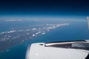 cielo azul desde la ventana del avión foto