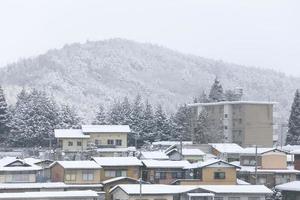 Vista de la ciudad de Takayama en Japón en la nieve. foto