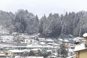 Vista de la ciudad de Takayama en Japón en la nieve. foto