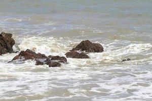 piedras en la playa tropical foto