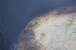 derrame de petróleo del golfo se muestra en una playa foto