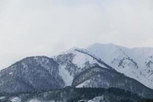 montaña cubierta de nieve en takayama japón foto