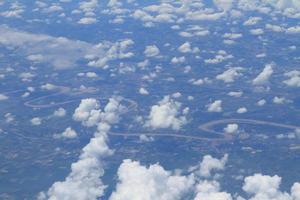 vista aérea de la tierra pacífica cubierta de nubes foto