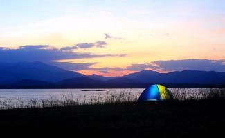 camping al lado del lago, parque nacional, tailandia foto