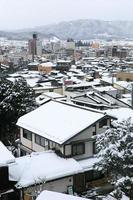 Vista de la ciudad de Takayama en Japón en la nieve. foto