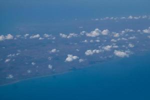 cielo azul desde la ventana del avión foto