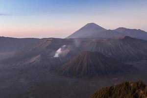 amanecer en el volcán monte bromo java oriental, indonesia. foto