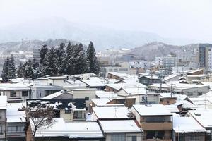 Vista de la ciudad de Takayama en Japón en la nieve. foto