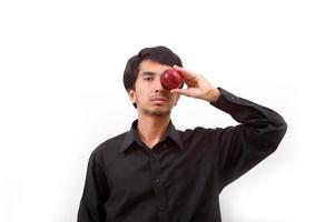 vida saludable. hombre sosteniendo una manzana roja foto