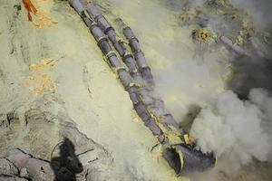 mina de azufre dentro del cráter del volcán ijen, java oriental, indonesia foto