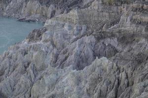 el lago de azufre ácido en el cráter kawah ijen. Indonesia foto