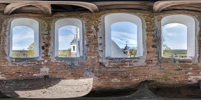 vista de ángulo de 360 grados de panorama hdri esférico completo dentro del campanario de la antigua iglesia de defensa ortodoxa en proyección equirectangular con cenit y nadir. contenido vr ar foto