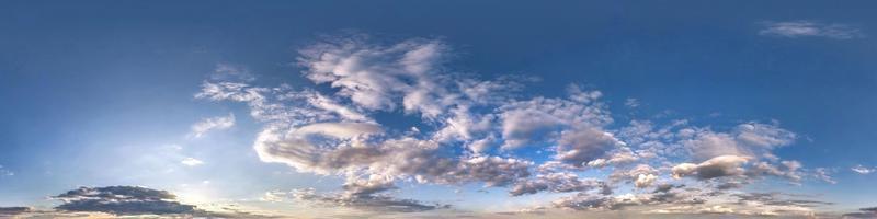 cielo azul con hermosas nubes esponjosas sin suelo. vista de ángulo de 360 grados panorámica hdri perfecta para usar en gráficos 3d o desarrollo de juegos como cúpula del cielo o editar toma de drones foto