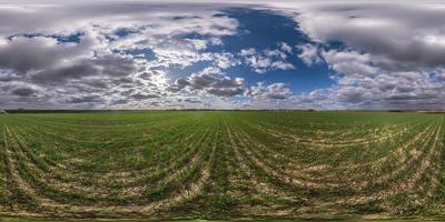 vista de ángulo de 360 grados de panorama hdri esférico completo sin costuras entre campos en el día de primavera con nubes impresionantes en proyección equirectangular, listo para contenido de realidad virtual vr ar foto