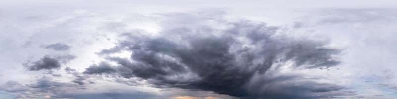 cielo azul con hermosas nubes oscuras antes de la tormenta. vista de ángulo de 360 grados de hdri sin costuras con cenit para usar en gráficos 3d o desarrollo de juegos como cúpula del cielo o editar toma de drones foto