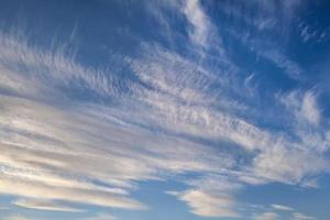 fondo de cielo azul con diminutas nubes stratus cirrus rayadas. día despejado y buen tiempo ventoso foto