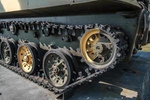 pistas y ruedas de tanques, vehículos blindados en la calle de color caqui verde foto