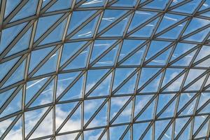 cúpula de techo de cristal en un moderno centro comercial contra un cielo azul foto