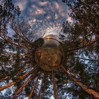 pequeño planeta transformación de panorama esférico 360 grados. vista aérea abstracta esférica en el campo con impresionantes nubes hermosas. curvatura del espacio. foto