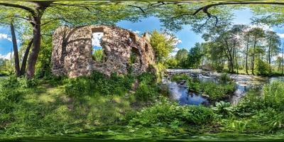 vista de ángulo de 360 grados de panorama hdri esférico completo sin fisuras cerca de las ruinas de un antiguo molino de agua y río rápido en proyección equirectangular, listo para contenido de realidad virtual vr ar foto