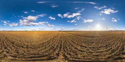 vista de ángulo de 360 grados de panorama hdri esférico completo sin costuras entre campos en primavera con impresionantes nubes en proyección equirectangular, listo para contenido de realidad virtual vr ar foto