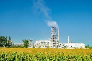 paisaje industrial contaminación ambiental residuos de fábrica de cemento. grandes tuberías de la planta de la empresa industrial. tubos de fábrica revestidos de cal y tiza foto