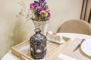 primer plano de copas de vino vacías en la mesa del banquete con cubiertos y ramo de coloridas flores secas foto