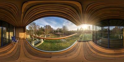 Ángulo completo de hdri panorama 360 en el interior de la terraza de la sala vacía con ventanas panorámicas en una casa de campo de vacaciones de madera en proyección esférica equirectangular.vr contenido foto